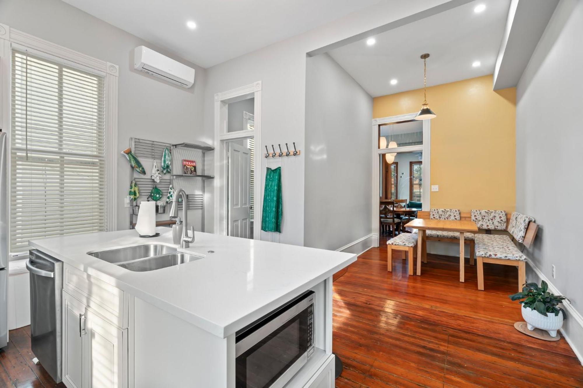 Historic Galveston Family Beach Home With 3 King Beds エクステリア 写真