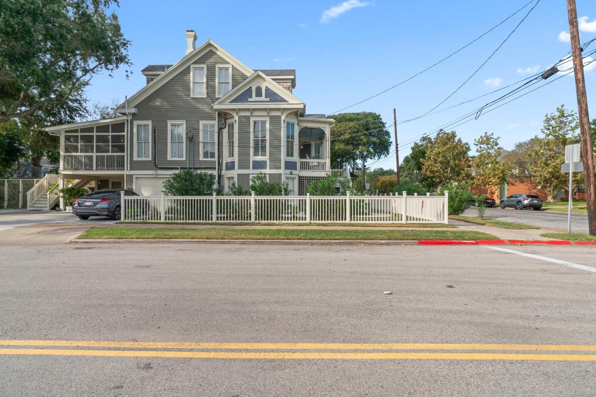Historic Galveston Family Beach Home With 3 King Beds エクステリア 写真