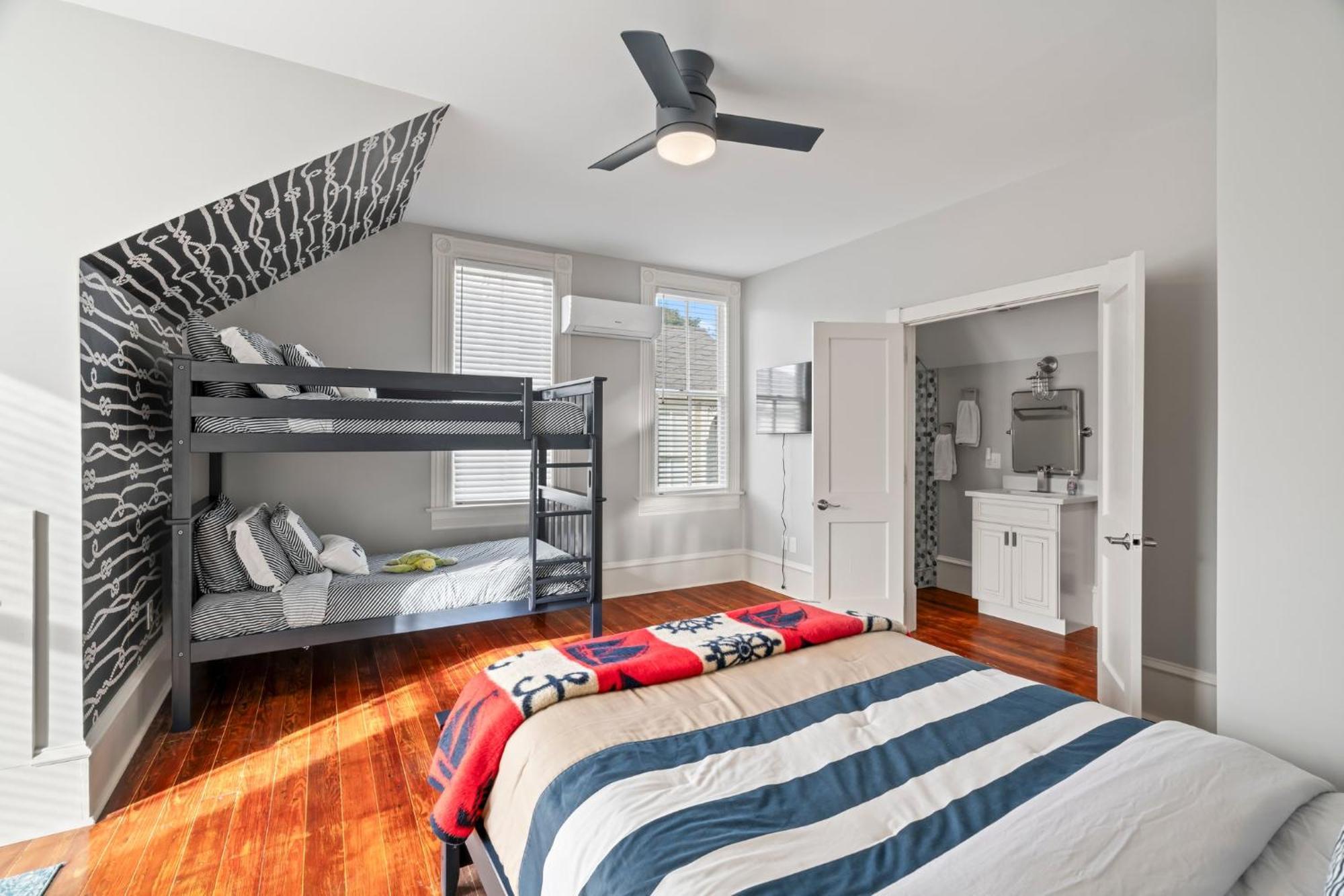Historic Galveston Family Beach Home With 3 King Beds エクステリア 写真
