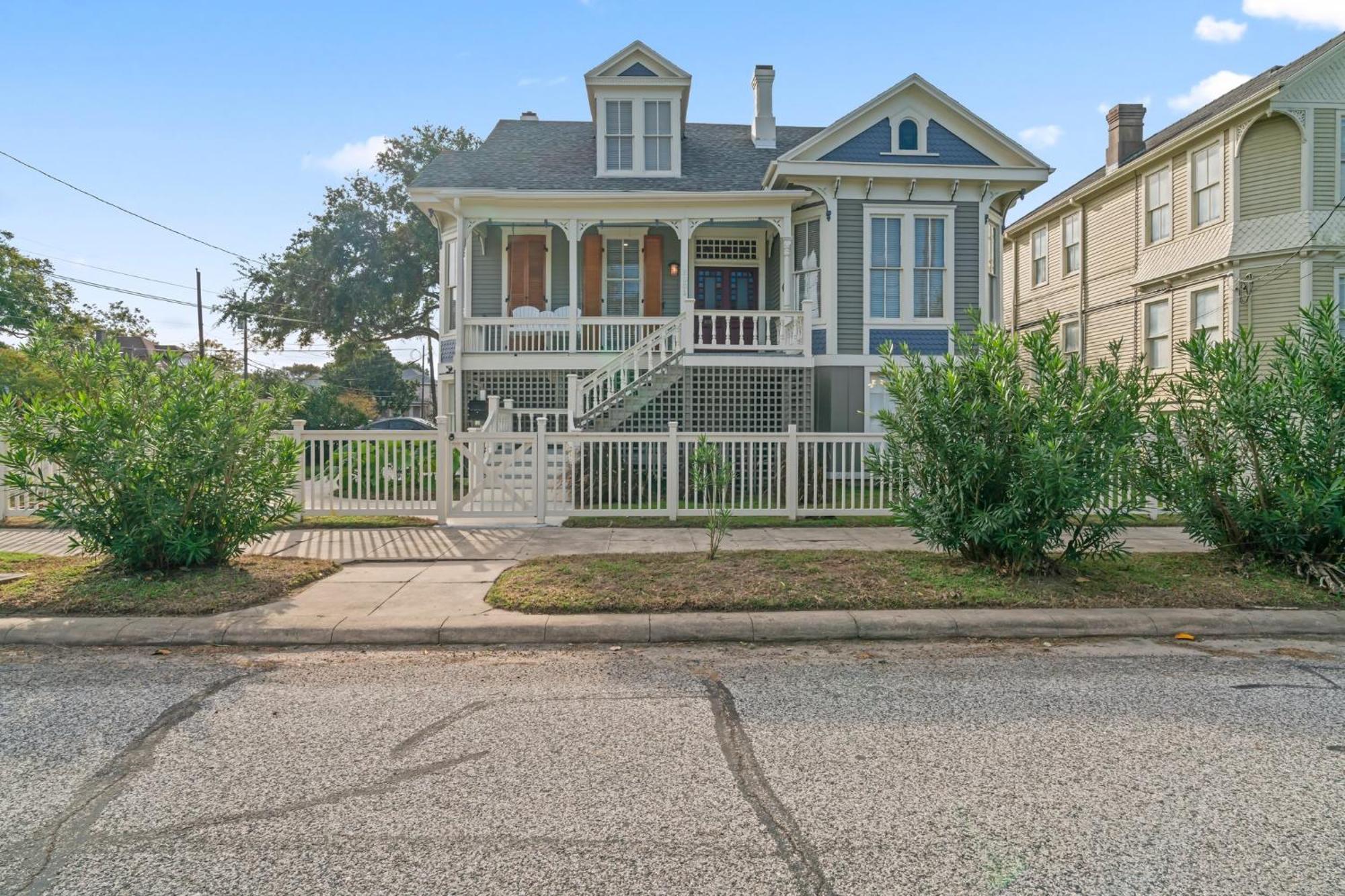 Historic Galveston Family Beach Home With 3 King Beds エクステリア 写真
