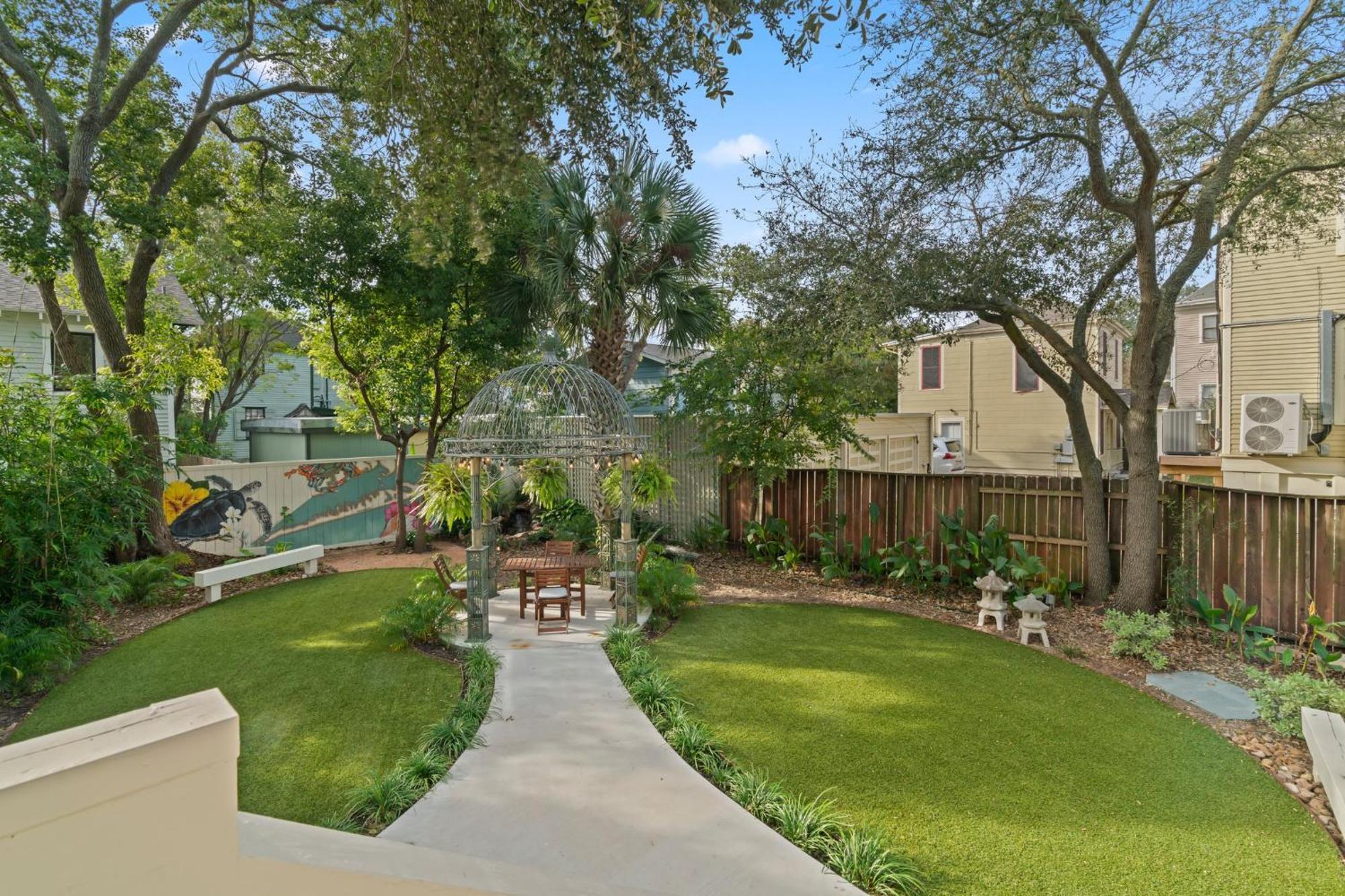 Historic Galveston Family Beach Home With 3 King Beds エクステリア 写真