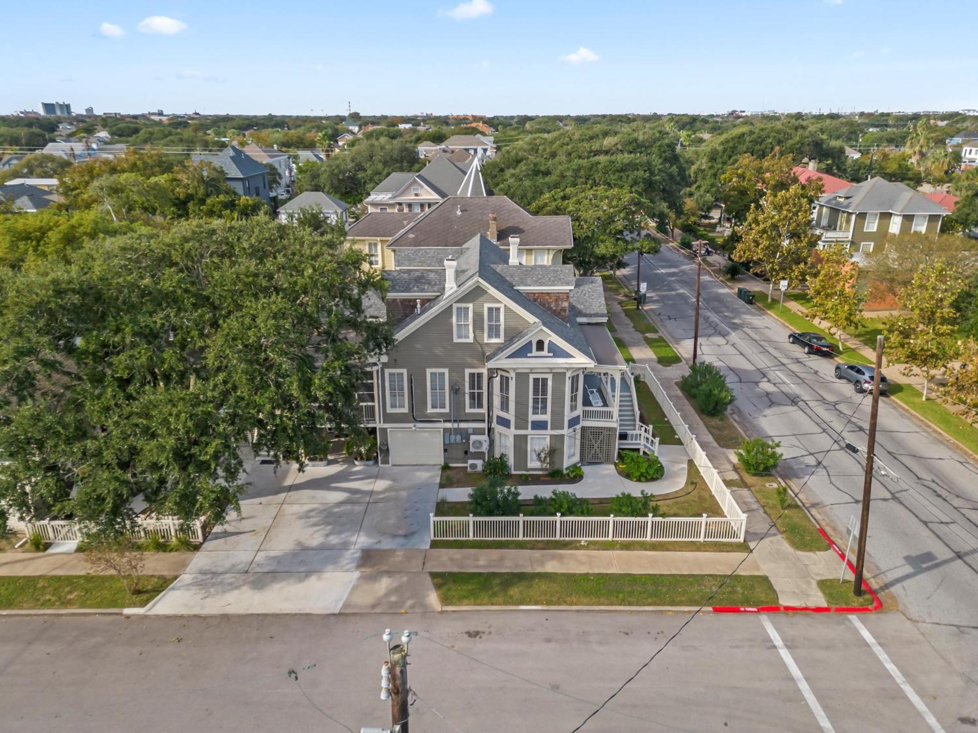 Historic Galveston Family Beach Home With 3 King Beds エクステリア 写真